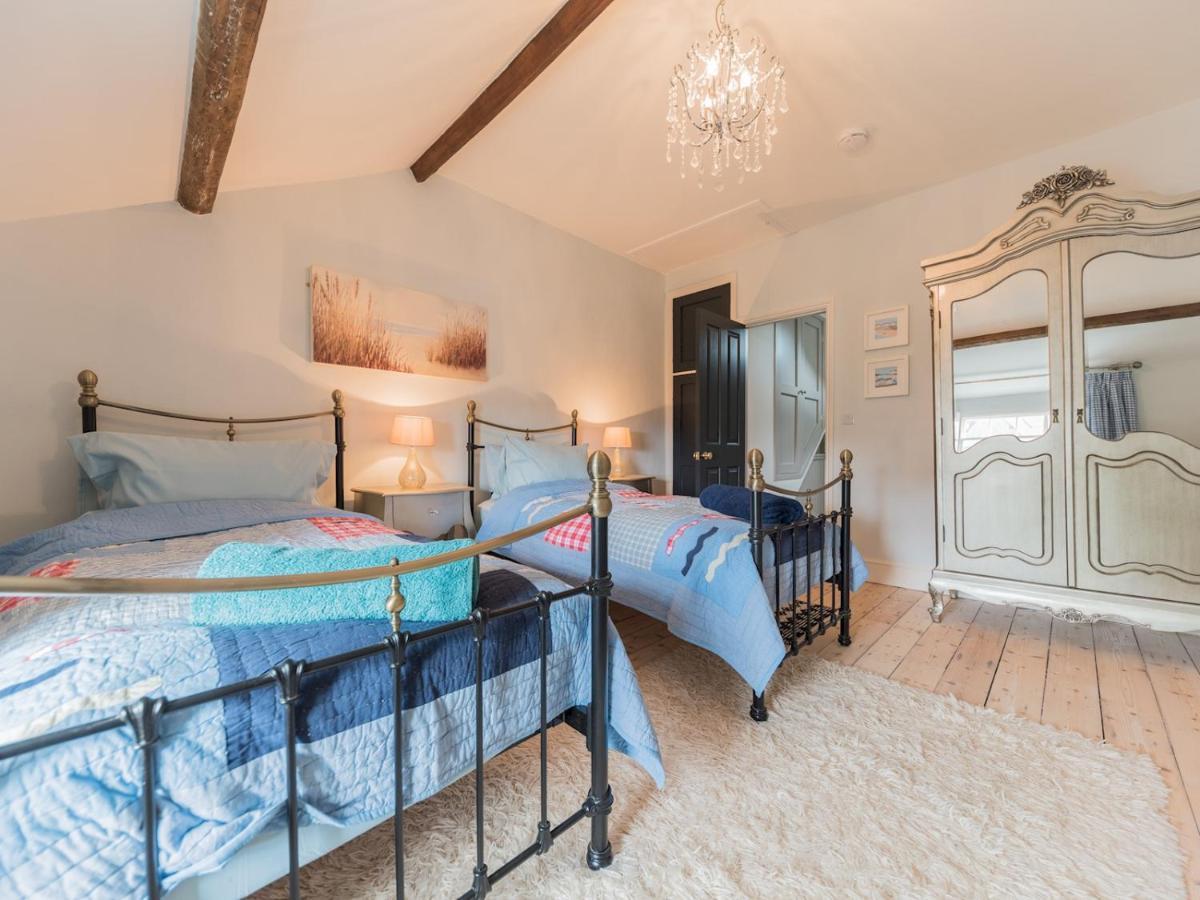 Pass The Keys Mop Fair Sunny Garden Town Centre Holiday home Ulverston